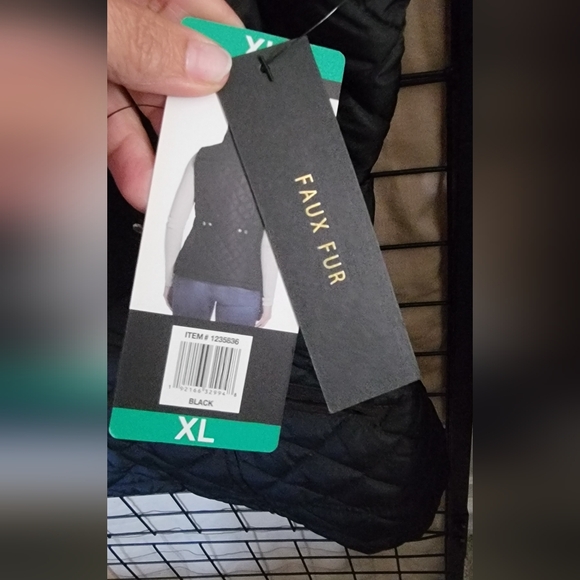 NWT Weatherproof Black Quilted Vest with Gold Accents - Picture 5 of 9
